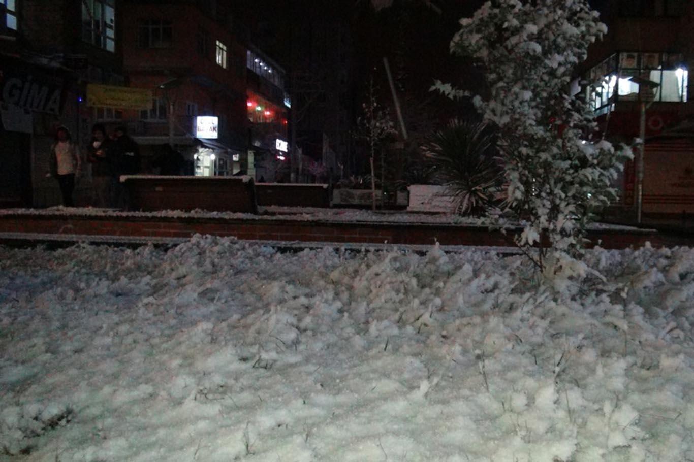 Kızıltepe’de yağan yılın ilk karına en çok gençler sevindi Kızıltepe’de yağan yılın ilk karına en çok gençler sevindi